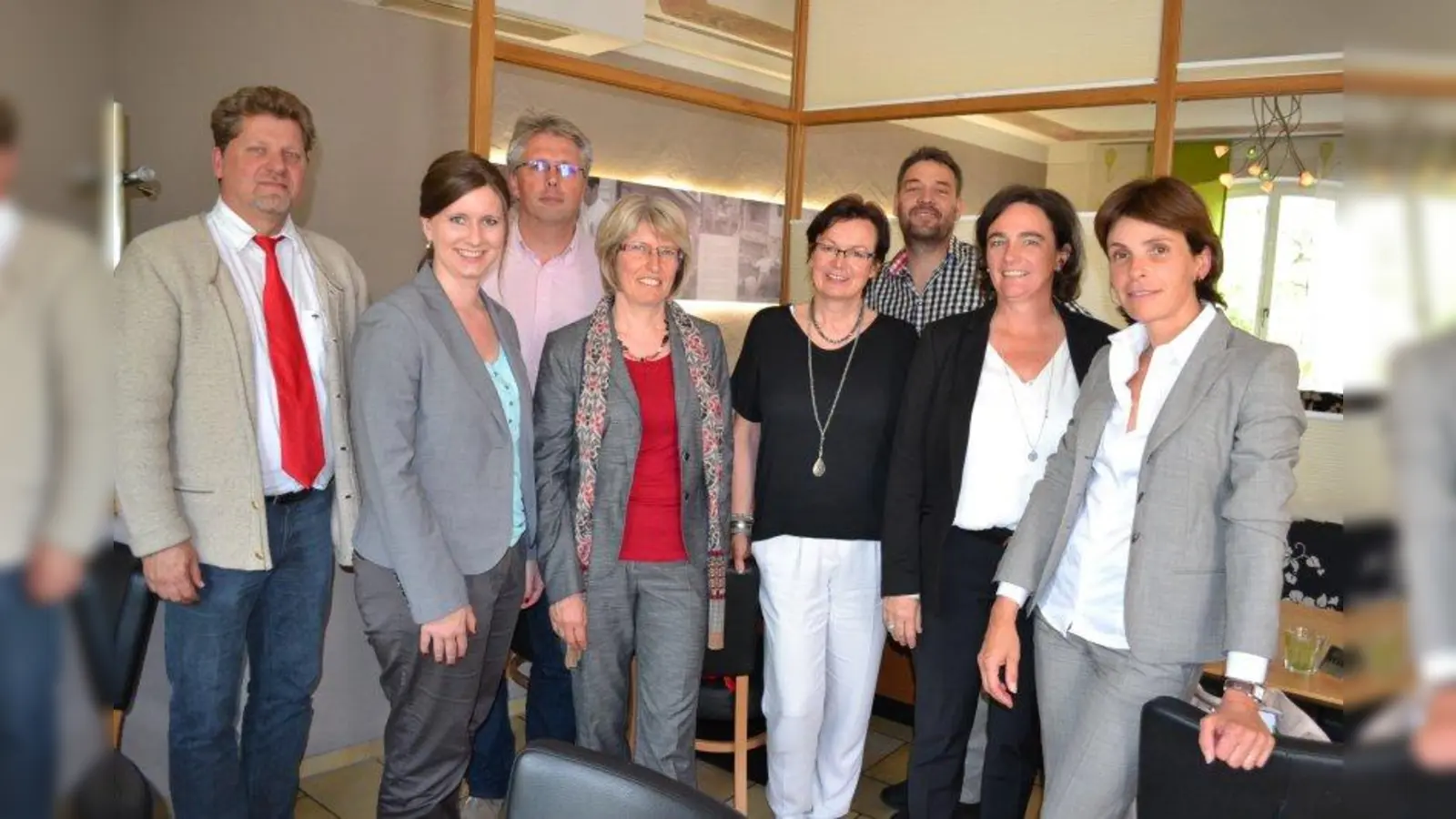 Neurieds Bürgermeister Harald Zipfel und seine Gewerbebeauftragte Christiane Loge, Michael Maurer von Schmidbauer, Gaby Hennen von Trane, Andrea Bodner von Webasto, Robert Hrasky vom Café VorOrt, WCN-Ausbildungsbeauftragte Sabine Clever sowie Claudia Schmidbauer von Sanacorp (v.l.) möchten die Kontakte mit den Schulen im Würmtal intensivieren. (Foto: pi)