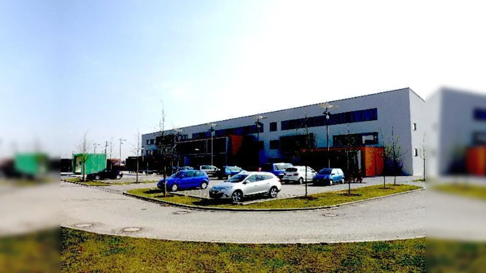 Die Mittelschule Hallbergmoos (eröffnet 2007) bekommt jetzt noch einen dritten Finger und sechs Klassenräume.  (Foto: bb)