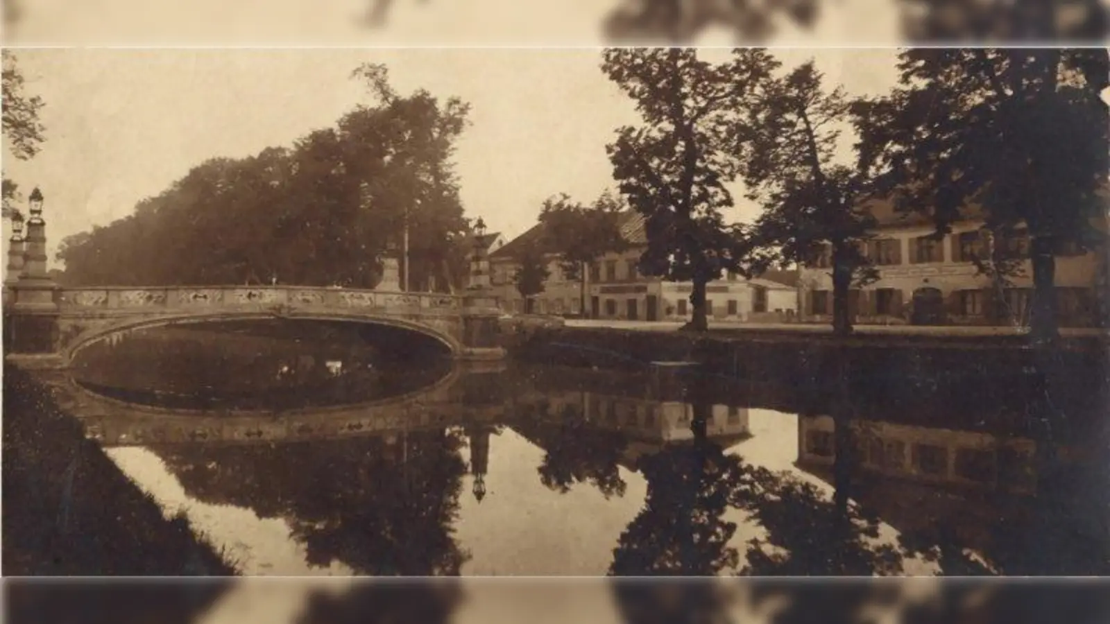 Den Schlosskanal, die Ludwig-Ferdinand-Brücke und einen Teil der Nördlichen Auffahrtsallee mit dem Metzgerwirt  zeigt diese um 1930 entstandene Fotografie aus dem reichhaltigen Archiv der Geschichtswerkstatt. (Foto: © Geschichtswerkstatt Neuhausen)