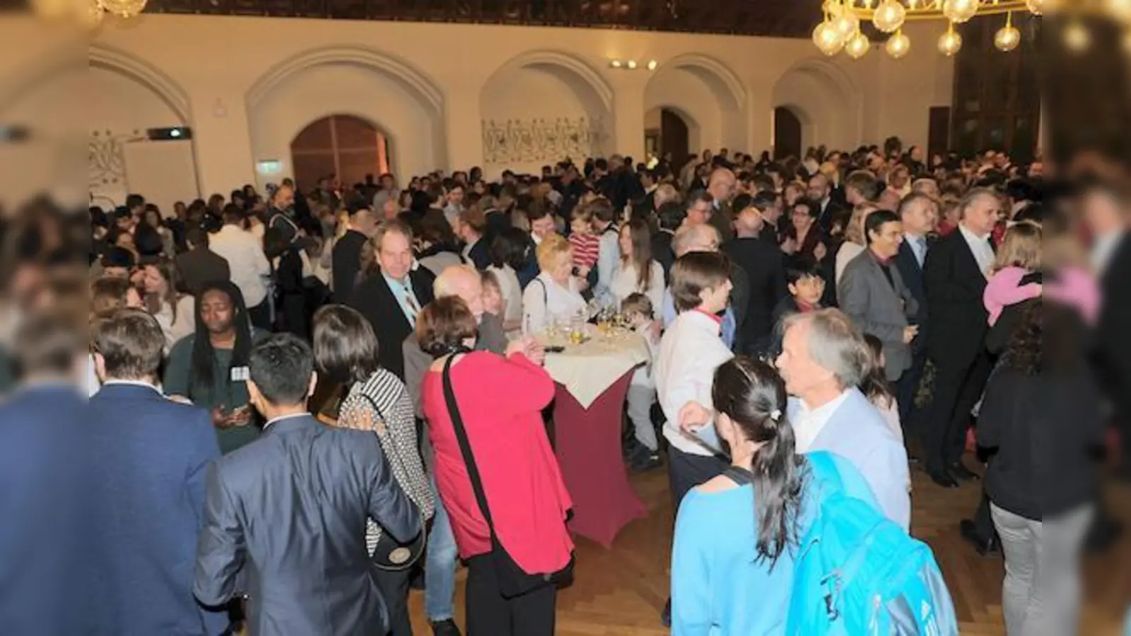 Viele der eingebürgerten Münchner nahmen die Einladung der Stadt zum Empfang an. In vielen Gesprächen waren die unterschiedlichen Biographien, München, Deutschland und auch der Brexit ein Thema.    (Foto: Robert Bösl)