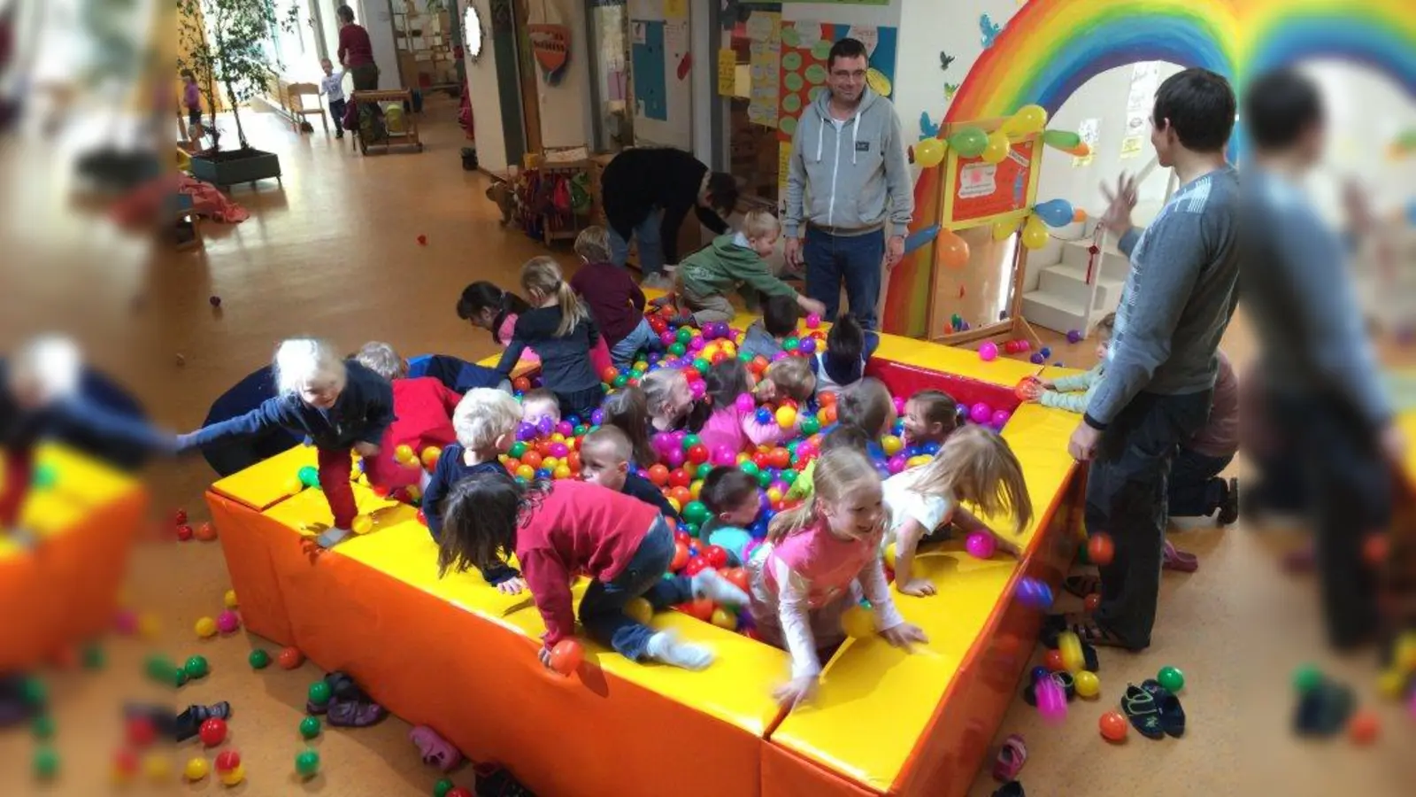 Mit viel Spaß nahmen die Zwergerlstuben-Kinder ihr neues Bällebad in Besitz. (Foto: Kindergarten)