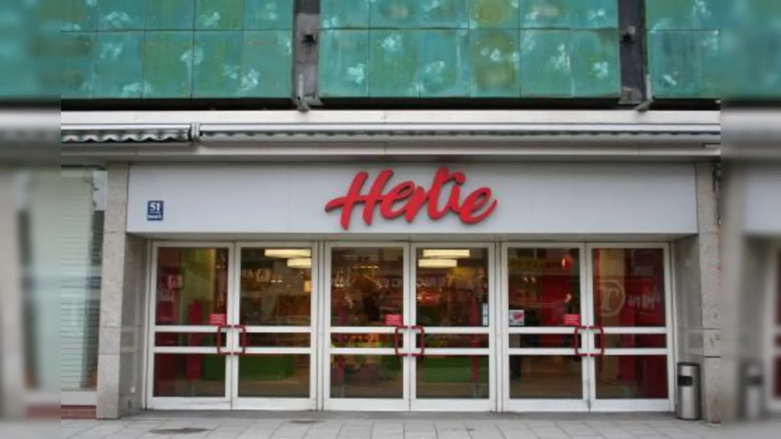 Laimerinnen und Laimer hoffen, dass die Türen des Hertie-Kaufhauses an der Fürstenrieder Straße für sie auch weiterhin offen bleiben. (Foto: tg)