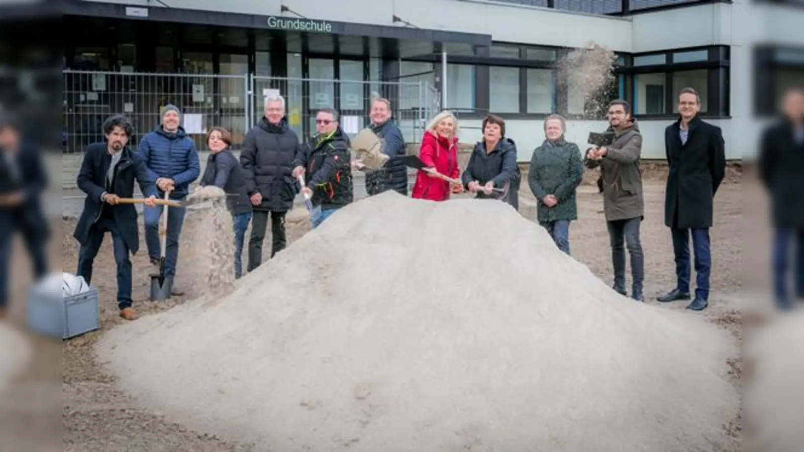 Spatenstich mit der Bürgermeisterin Gabriele Müller (Mitte) und allen Projektbeteiligten an der Grundschule am Jagdfeldring in Haar.  (Foto: Gemeinde Haar)