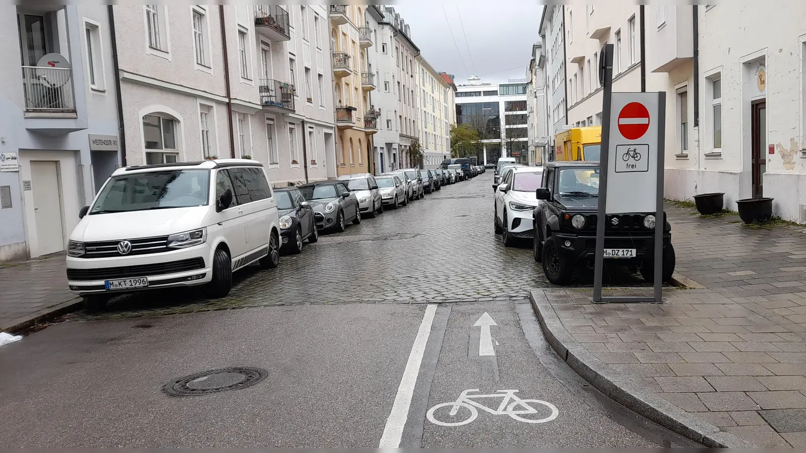 Wenn die Fahrbahn in der Fäustlestraße erneuert wird, soll sogleich ein Begrünungskonzept umsetzt werden, das zumindest fordert der örtliche Bezirksausschuss. (Foto: Beatrix Köber)