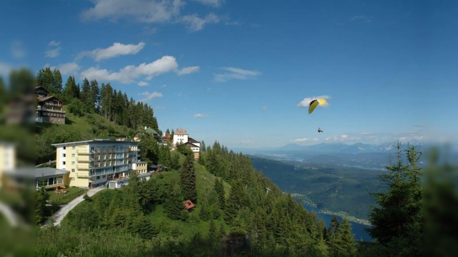 Hoch über dem Ossiacher See gelegen bietet das Sonnenhotel Zaubek einen herrlichen Ausblick. (Foto: pi)