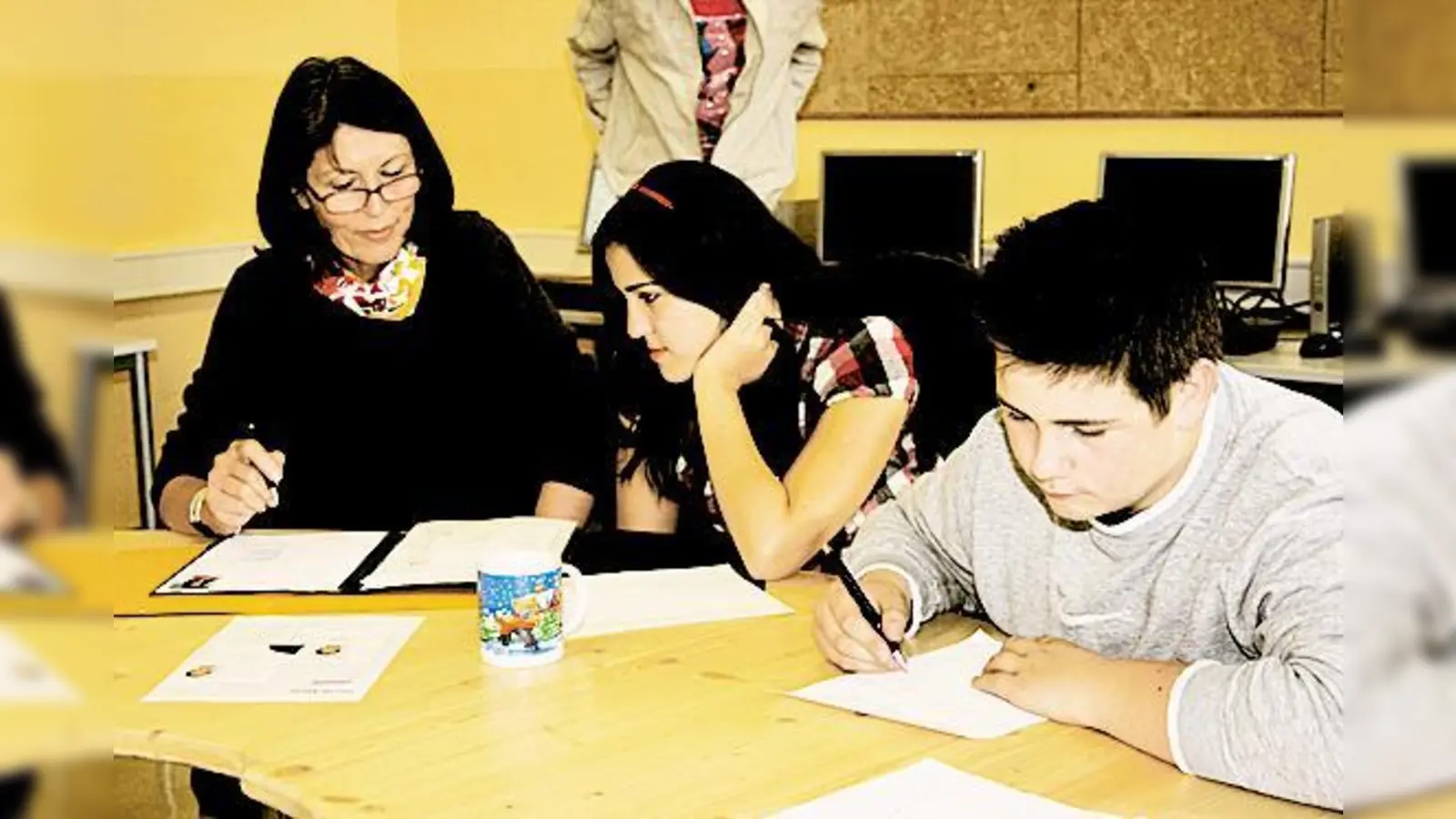 Mentorin Traute Thurow erstellt mit Schülern der 9. Klasse Bewerbungsmappen.  (Foto: Privat)