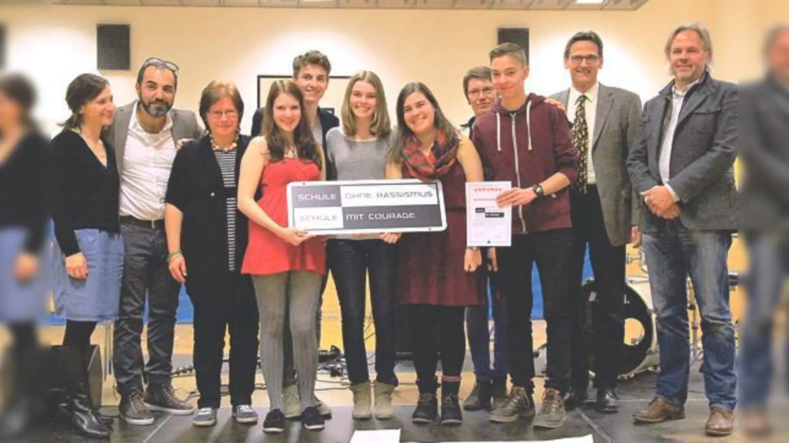 Freude bei Schülern und Lehrern: Das Pestalozzi-Gymnasium ist nun offiziell eine »Schule ohne RassismusSchule mit Courage«.	 (Foto: Tilmann Seiffert)