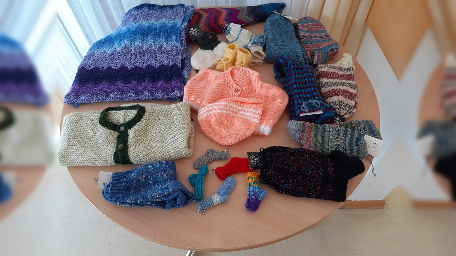 Vielerlei wunderschöne handgestrickte Wollartikel bieten die „Granny Socks” auf dem Angerfest zum Verkauf an. Der Erlös dient wie immer einem guten Zweck.  (Foto: mha)