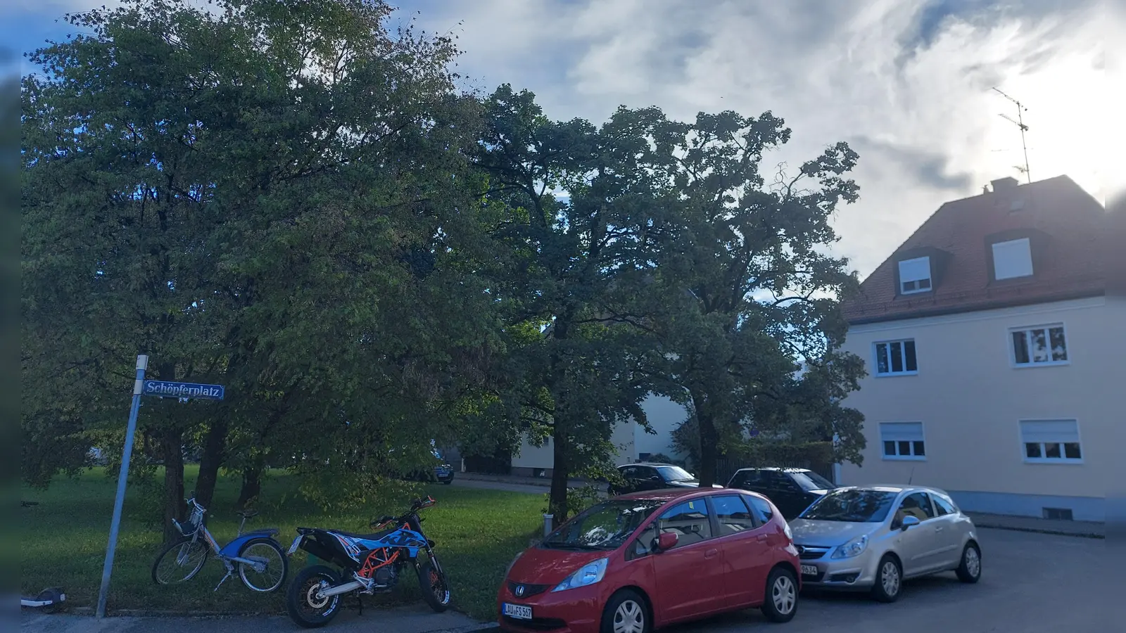 Über 13.000 Menschen leben im Erhaltungssatzungsgebiet Moosach, in dem auch kleinere Grünflächen wie der Schöpferplatz liegen. (Foto: bas)