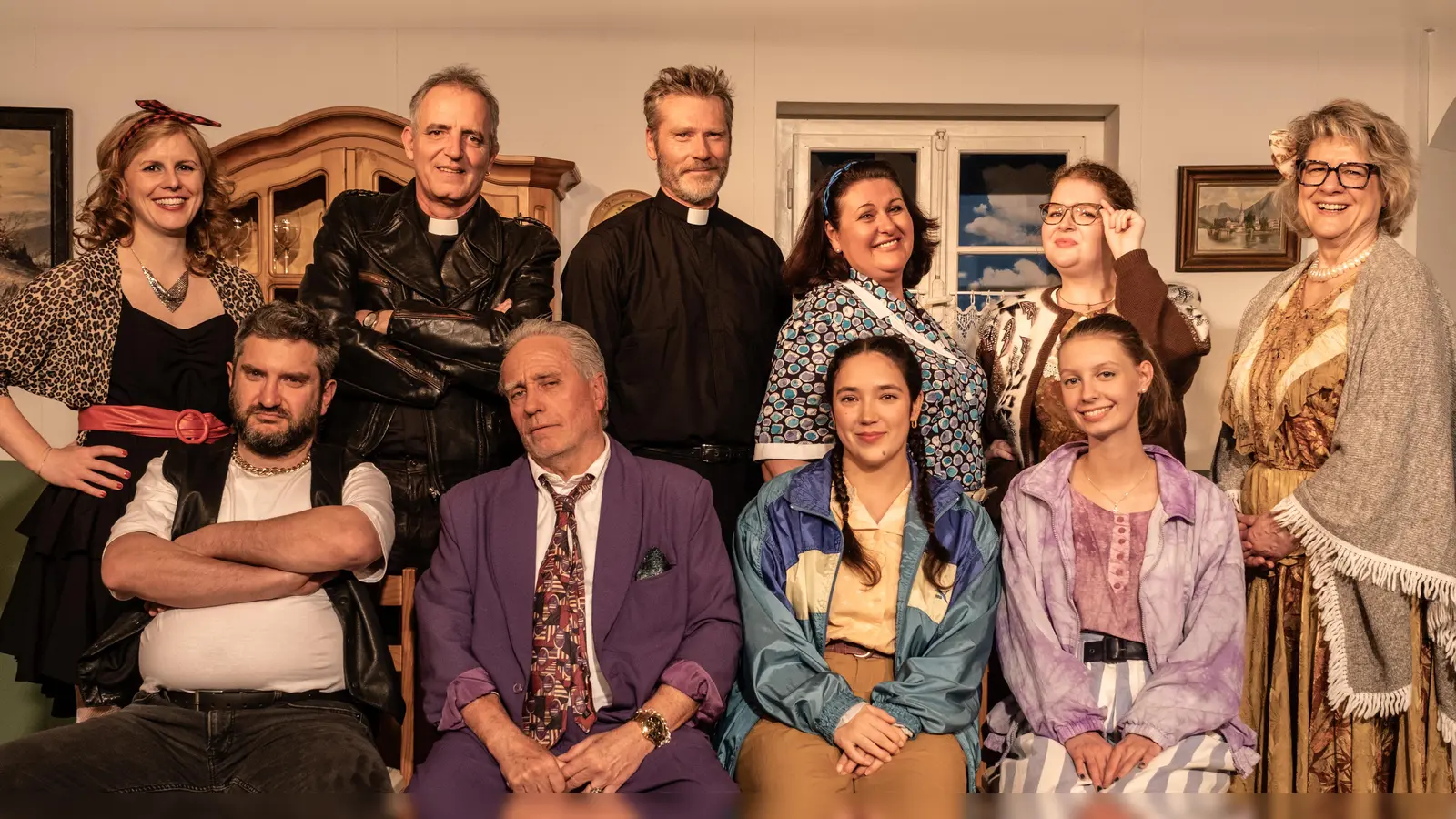 Freuen sich auf die Premiere (v.l. stehend): Barbara Menth, Ralf Bürklen, Reinhold Forster, Claudia Czasny, Johanna Lishek, Karin Zibell sowie (v.l. sitzend) Roland Sgherzi, Uli Nett, Sophia Veicht und Sophia Haas. (Foto: Angela Schneiderbauer)