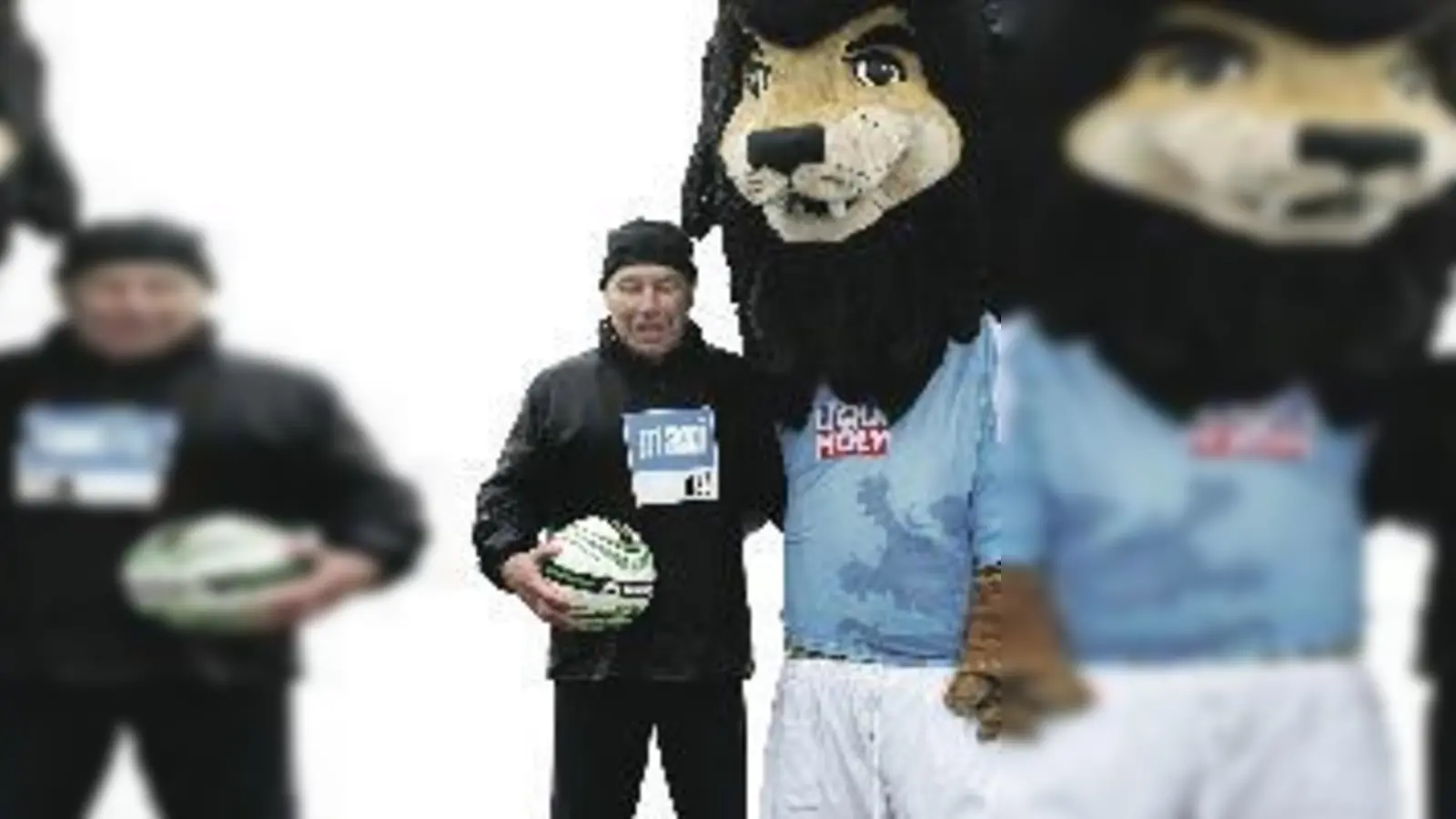 Ein absolut unbestechliches Bewertungsteam mit einem Blick für gute  (Foto: Karsten Wettberg und »Sechzger«, das Löwen-Maskottchen.)