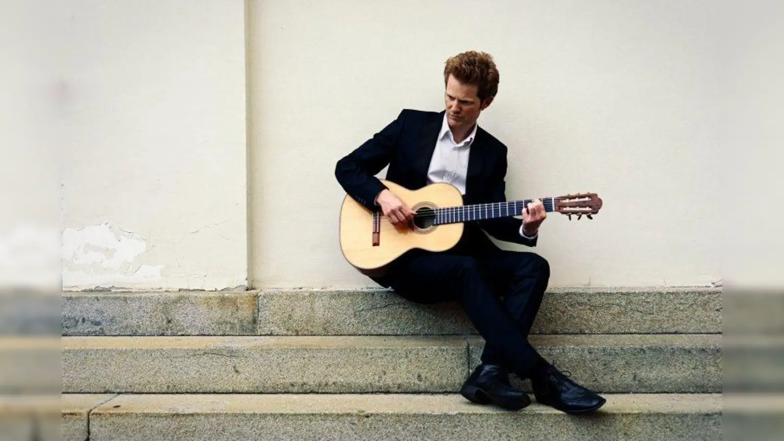 Der Gitarrist Johannes Öllinger spielt als Solist und Kammermusiker, in Ensembles und Orchestern. Sein Spektrum reicht vom traditionellen Gitarrenrepertoire über zeitgenössische Kompositionen bis zu eigenen Stücken und Liedern (Foto: privat)