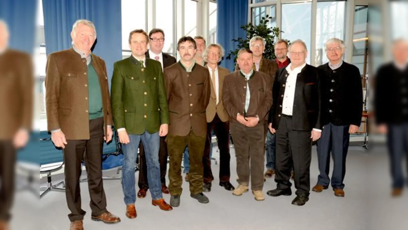 Landrat Martin Bayerstorfer (3. v. li.) mit den neu bestellten Naturschutzbeiräten des Landkreises.	 (Foto: LRA ED)