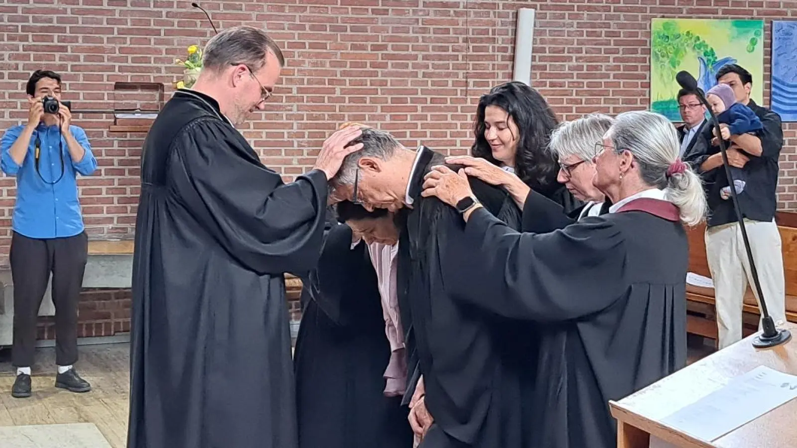Dekan Felix Reuter segnete Pfarrer Roman Breitwieser und seine Frau Carla. (Foto: Gem)