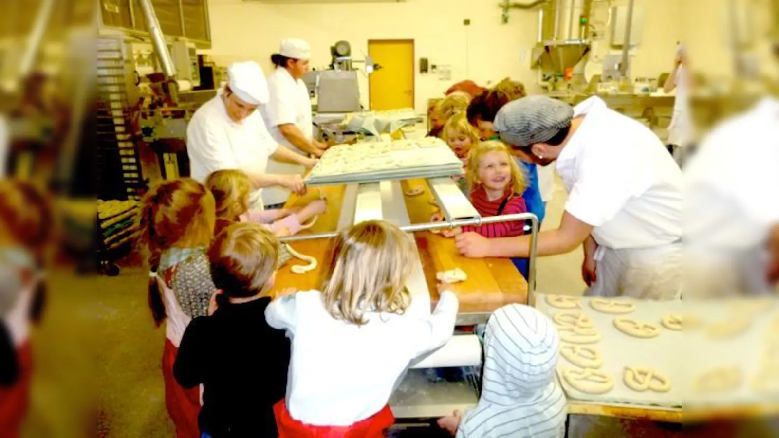 Beim Besuch in der Backstube durften die Kinder ihre eigenen Brezn backen. 	 (Foto: VA)