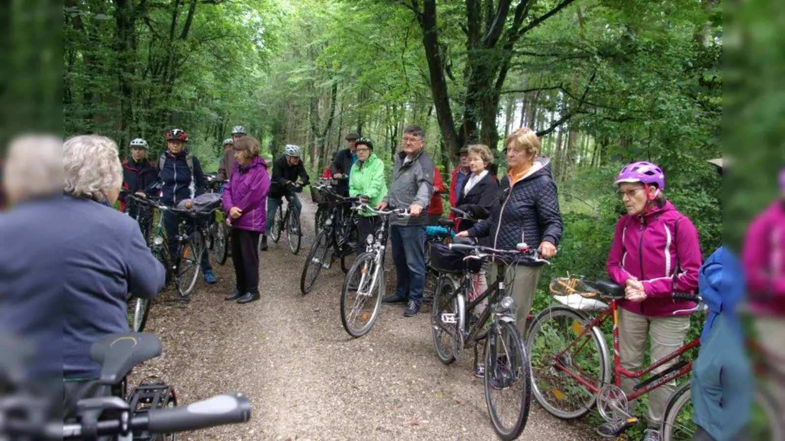 Die Teilnehmer der Radtour lauschen den Erläuterungen von Friederike Tschochner. (Foto: Roman Brugger)