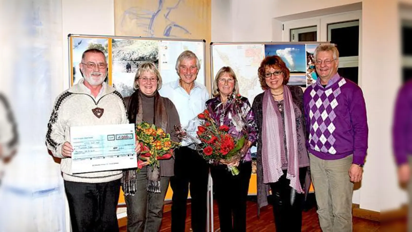Grund zur Freude haben alle Beteiligten: das Ehepaar Schmid (li.), das Ehepaar Stark (Mi.) und Ingrid Lindner und Horst Ritt von der Aktionsgemeinschaft Moosach.	 (Foto: Photo Lehrer)