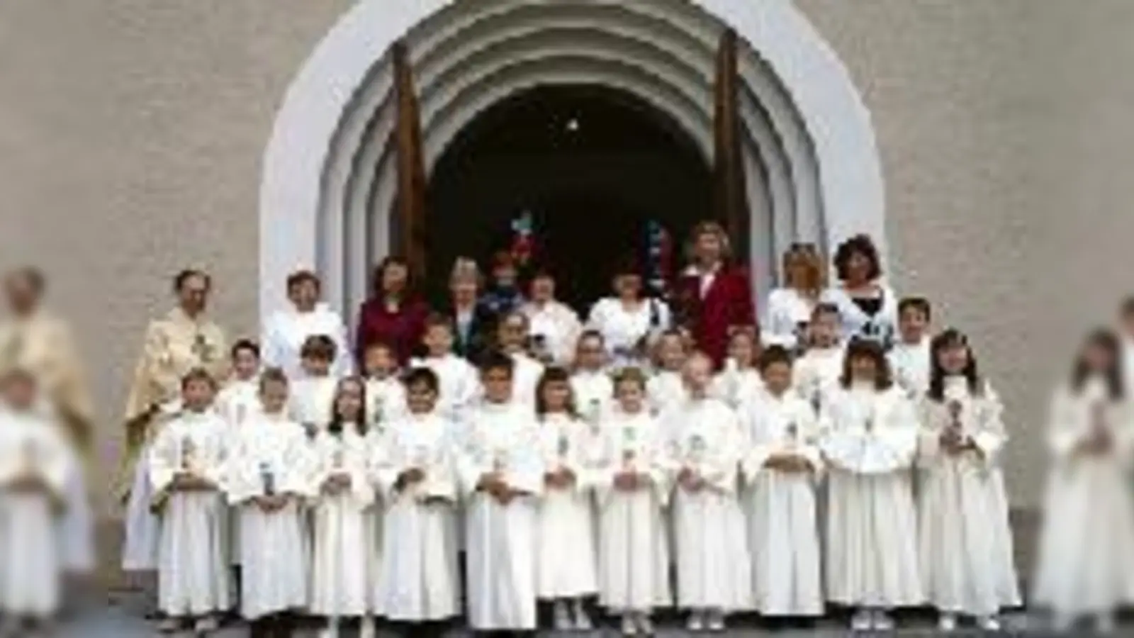 Trotz Nieselwetter mit Begeisterung dabei: Die Erstkommunion-Kinder von Patrona Bavariae.  (Foto: Brigitte Altschmied)