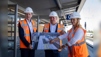 DB-Projektleiterin Anke Hering informierte den bayerischer Staatsminister für Wohnen, Bau und Verkehr, Christian Bernreiter (Mitte), und Klaus-Dieter Josel, DB-Konzernbevollmächtigter für den Freistaat Bayern, bei einer Baustellenführung über den aktuellen Stand der Arbeiten in Laim und welche Schritte nun anstehen, damit die Münchner S-Bahn-Züge das neue Gleis anfahren können.  (Foto: Deutsche Bahn AG / Thomas Kiewning)