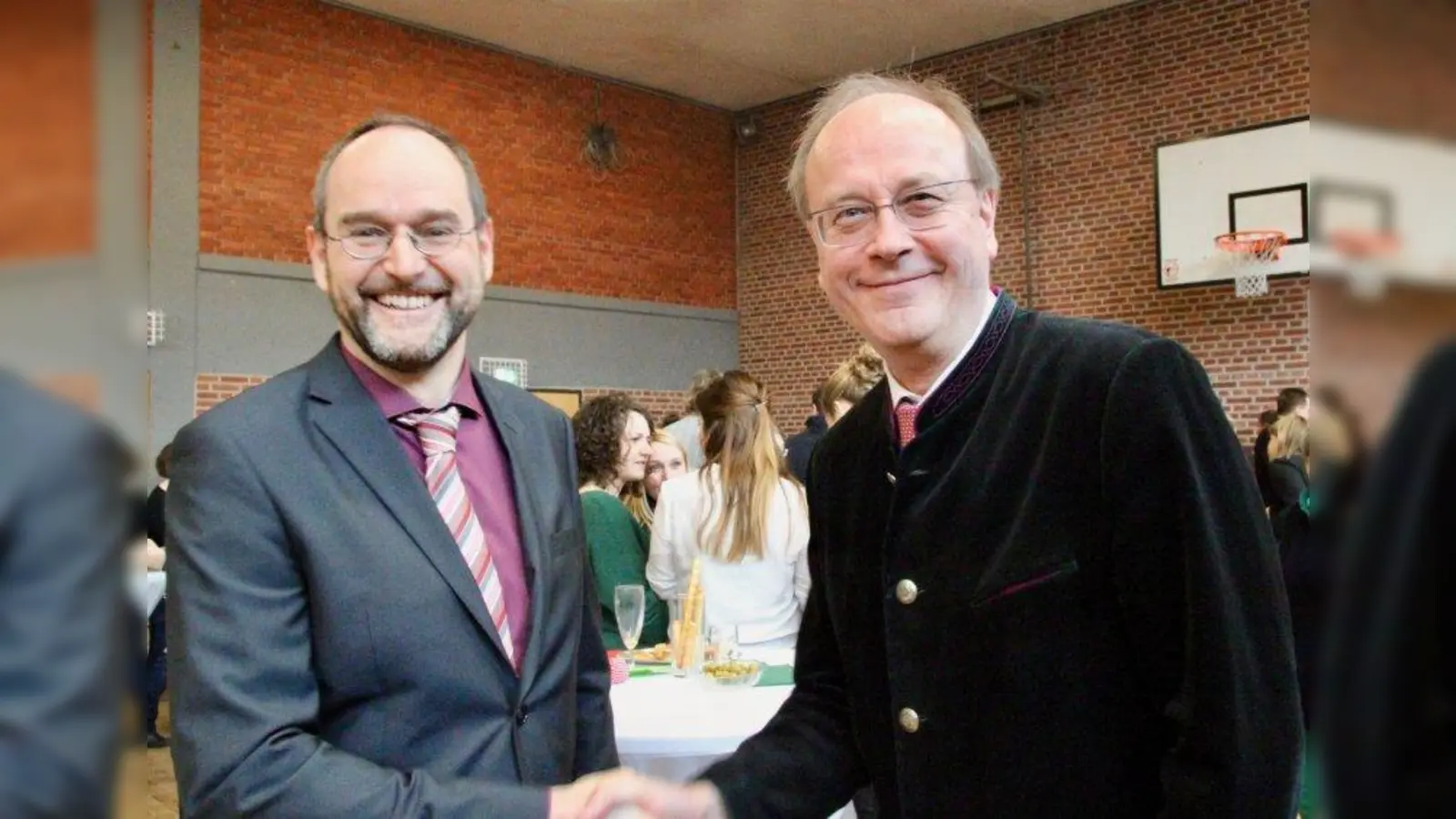 Wechsel am Pasinger Max-Planck-Gymnasium: Schulleiter Walter Scharl (r.) geht in den Ruhestand und übergibt die Gymnasiumsgeschäfte an seinen bisherigen Stellvertreter Ulrich Ebert. (Foto: us)