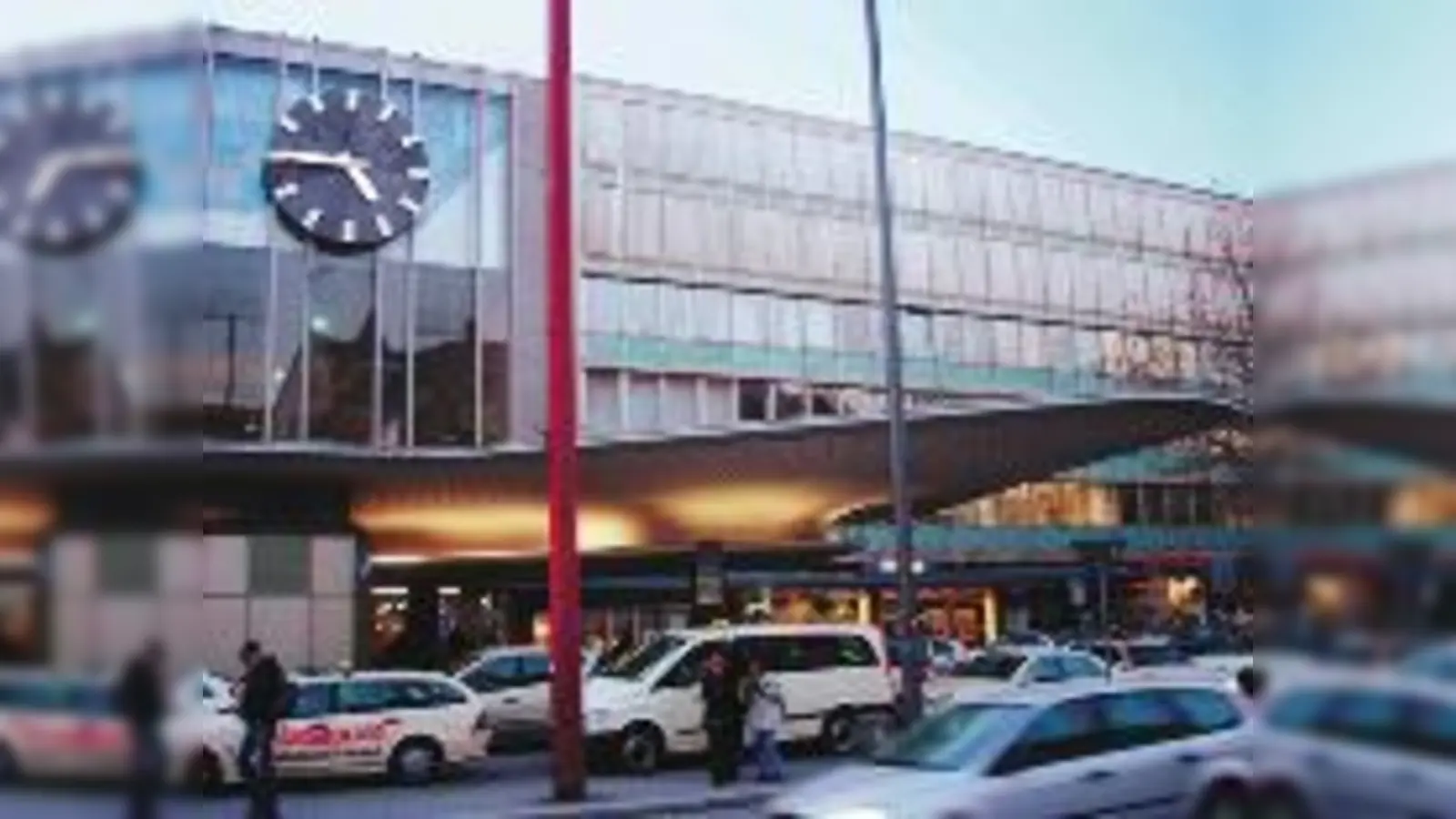 Hauptbahnhof wird zu Hauptbauhof: Sowohl die Fassade als auch das Innere werden komplett erneuert.	  (Foto: Elena Schott)