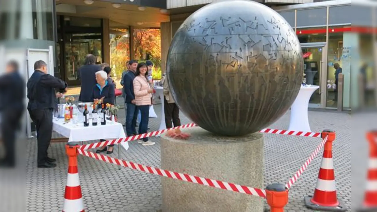 Mit einem Glas Wein konnten die Unterföhringer auf die »Heimkehrerin« aus Florenz (rechts) anstoßen.  (Foto: Gemeinde UFG/bue)
