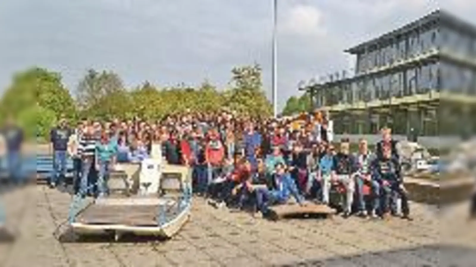 »Abios amigos«: 100 Schüler des Oskar Maria Graf Gymnasiums in Neufahrn  haben seit Ende Juni ihr Abizeugnis in der Tasche.	 (Foto: OMG)