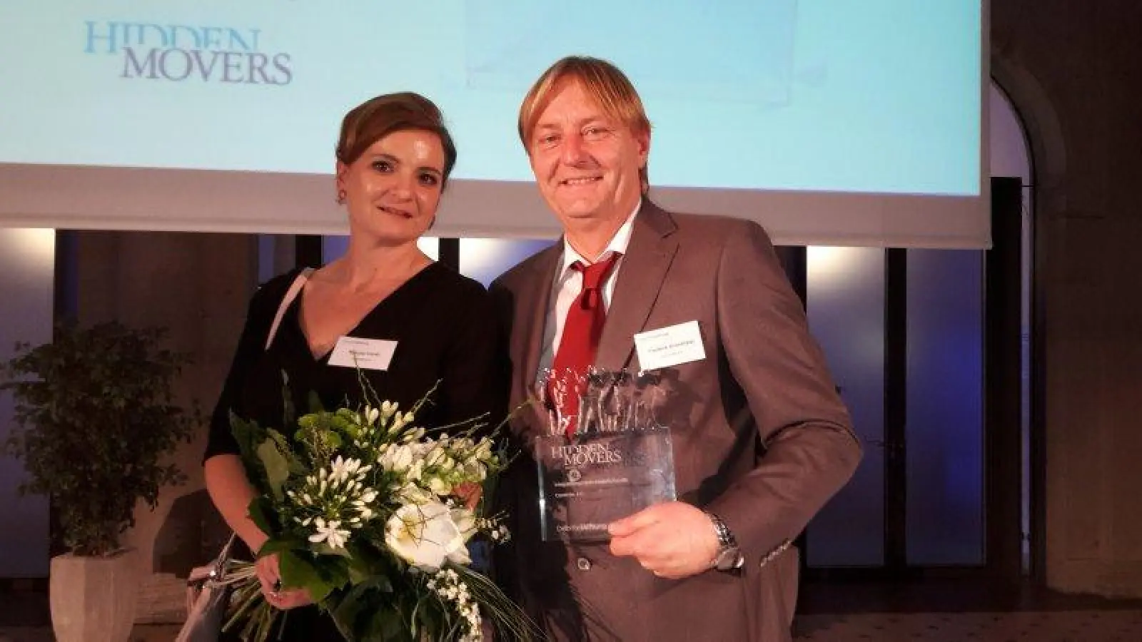 Melanie Contu, Abteilungsleiterin Integrationsprojekte Condrobs, und Frederik Kronthaler, Geschäftsführer Angebote für Jugendliche und junge Erwachsene Condrobs, bei der Preisverleihung. (Foto: pi)