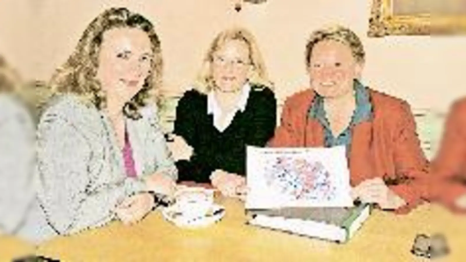 MdL Kerstin Schreyer-Stäblein, MdL Natascha Kohnen und MdL Susanna Tausendfreund demonstrieren Einigkeit gegen den geplanten Südring. 	 (Foto: Privat)