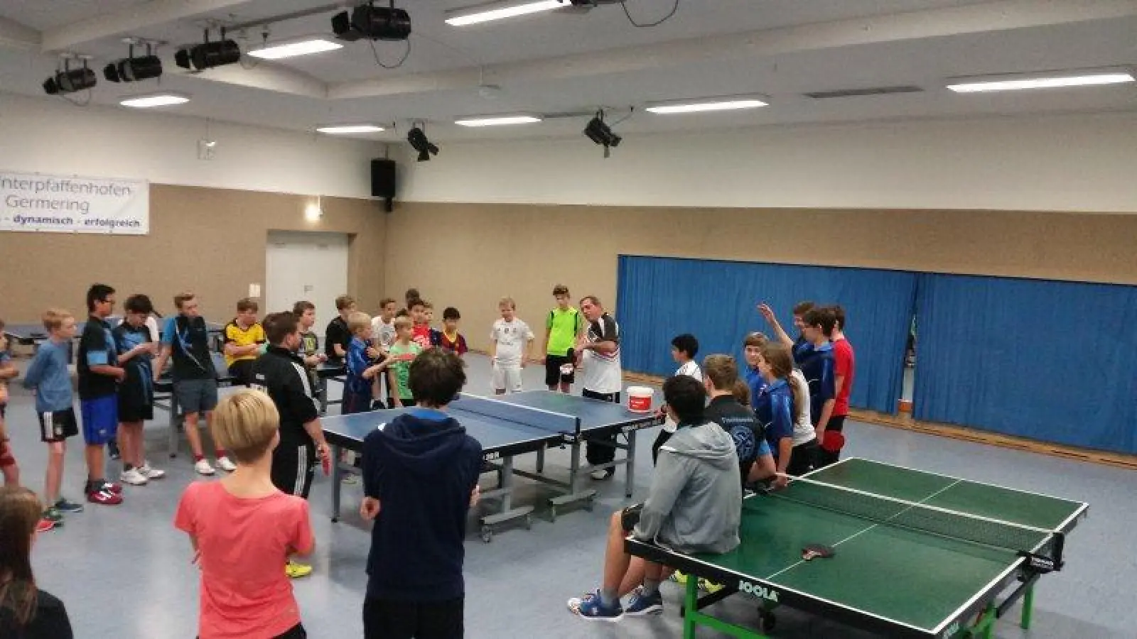 Munir Jassem, der ehemalige Nationaltrainer des Irak, Jordaniens und Syriens, zeigte den Teilnehmern, was mit dem kleinen, weißen Ball alles möglich ist. (Foto: pi)