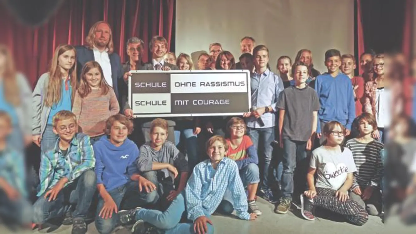 Verleihung der Plakette »Schule ohne Rassismus-Schule mit Courage« mit dem Schulpaten Dr. Anton Hofreiter (MdB  hintere Reihe links) und neben ihm Michael Schneider-Koenig, Regionalkoordinator des Projekts.	 (Foto: K. Kohnke)