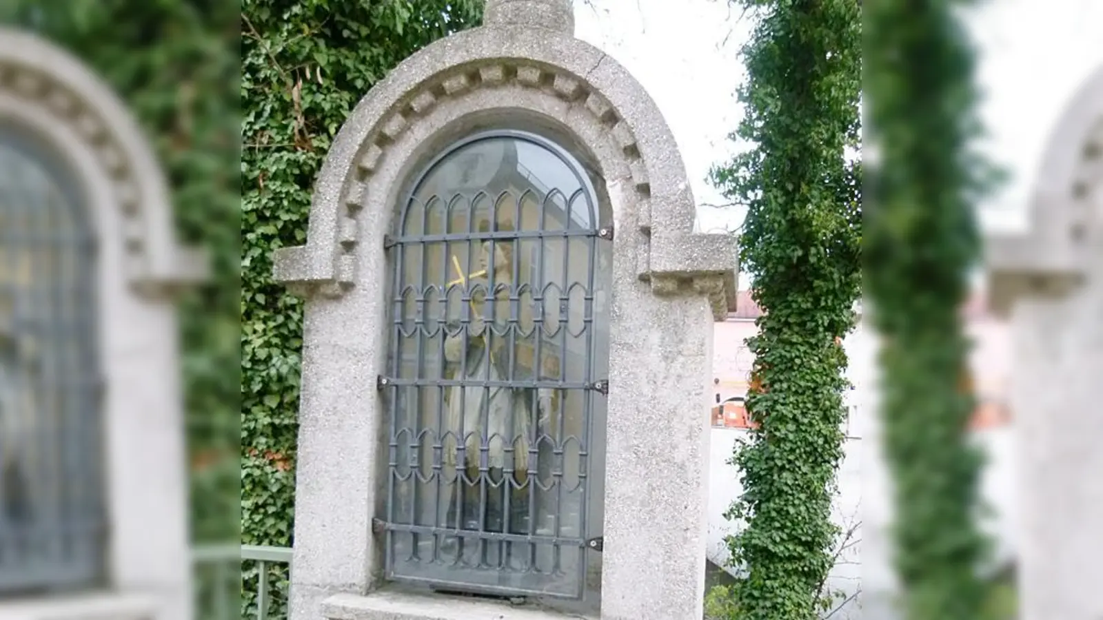 Die kleine Nepomuk-Figur wird auch in Zukunft ihr Dasein hinter Glas und Beton fristen.  (Foto: bb)