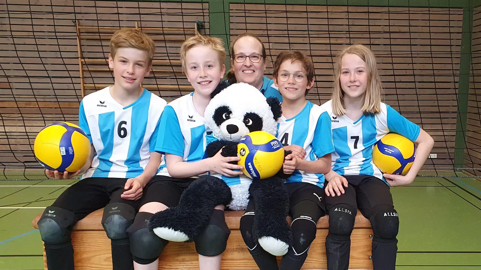 Die U13-Volleyballer des TSV Starnberg feiern einen starken vierten Platz bei der Südbayerischen Meisterschaft in Grafing (von links): Lenny Summerer, Jannik Pohlus, Trainerin Anthrin Schäfle, Noah Reitberger und Sebastian Klein. (Foto: TSV Starnberg)