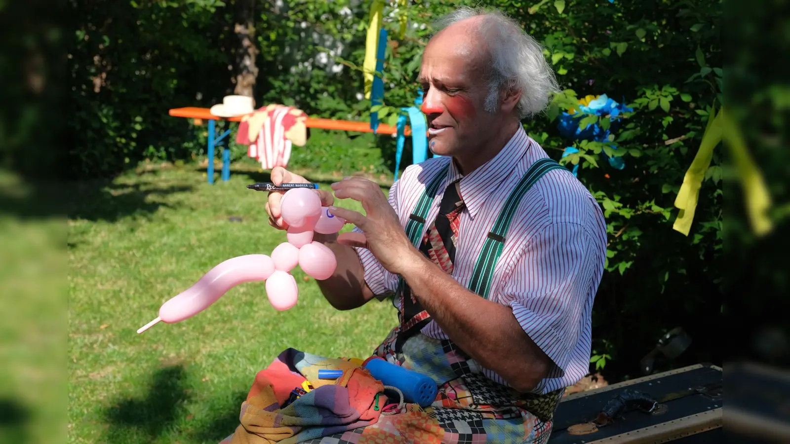 Der Clown Pippo besucht im Rahmen der Stadtteilwoche Trudering-Riem die Stadtbibliothek Waldtrudering. (Foto: VA)