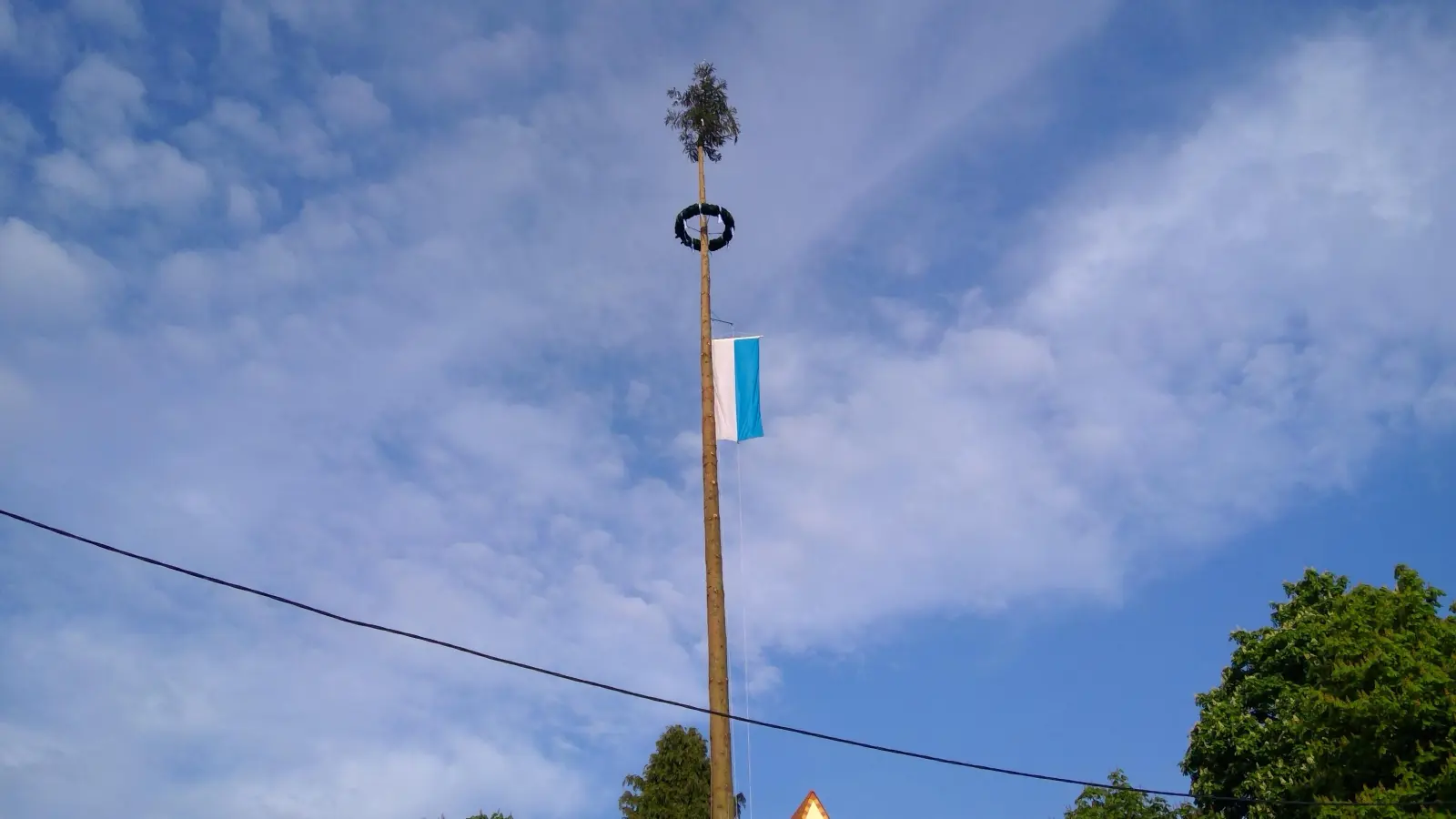 Maibaum auf dem Moosacher St.-Martins-Platz: Auch heuer begrüßen die Moosacherinnen und Moosacher den Wonnemonat. (Foto: bas)
