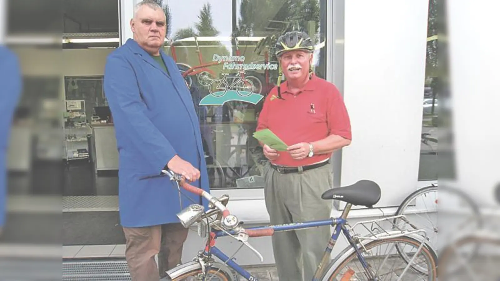Bezirksrat Anton Spitlbauer (rechts) übergab sein bisheriges Rad an den Meister des Dynamo-Fahrradservice Peter Cwetko. 	 (Foto: privat)