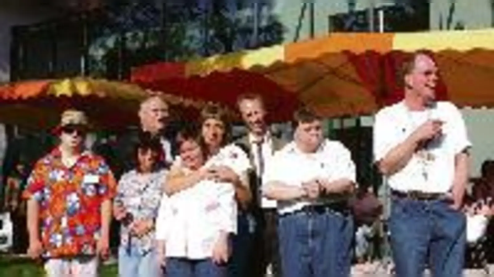 Ein großes Werk mit einer besonderen  (Foto: Die Bewohner des neuen Behindertenwohnheims in Oberschleißheim sowie Augustinum-Vorstand Dr. Markus Rückert (2.v.l.) und Heimleiter Robert Limmer (3.v.r.) hatten gut lachen bei der großen Einweihungsfeier am verg)