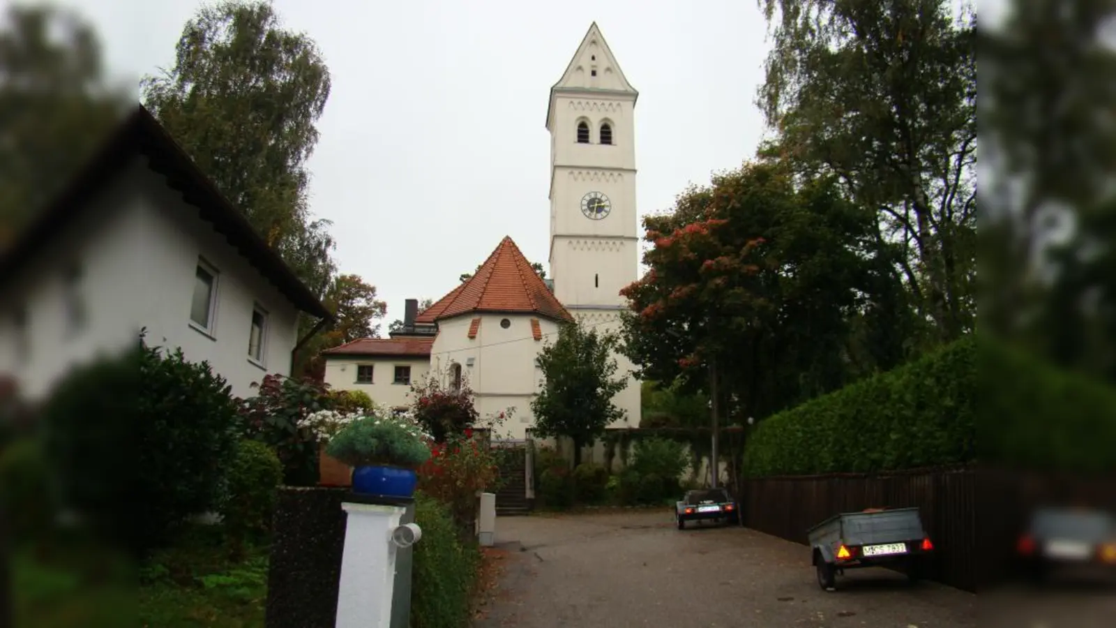 Heute hat sich Lochhausen zu einem modernen Wohnquartier entwickelt. Die Kirche St. Michael erinnert an vergangene Zeiten. (Foto: pst)