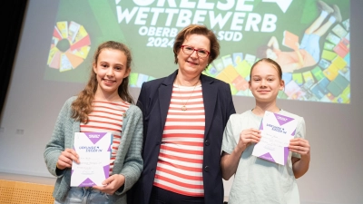 Theresa Geuss (r.) und Alva Bernitz sind die besten Vorleserinnen im Bezirk Oberbayern Süd/München. Dazu gratulierte Juryvorsitzende Christine Miedl. (Foto: Lukas Barth-Tuttas)
