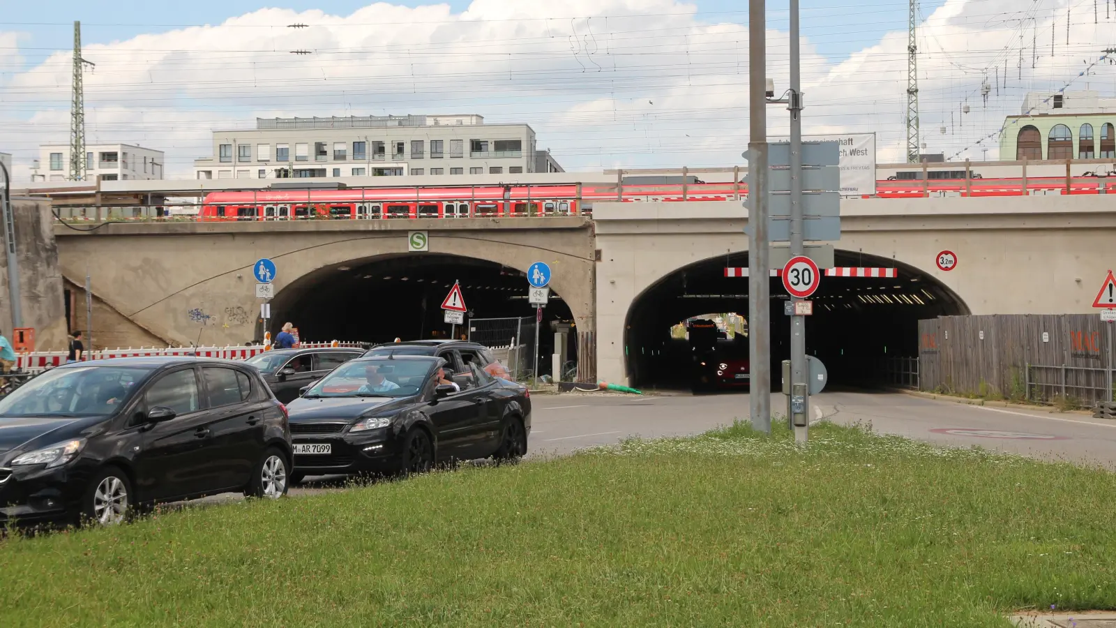Vom 27. Juni bis zum 31. Juli wird eine Installation aus Tetra Paks vor dem Laimer S-Bahnhof zu sehen sein und auf Lebensmittelverschwendung aufmerksam machen. (Foto: Beatrix Köber)