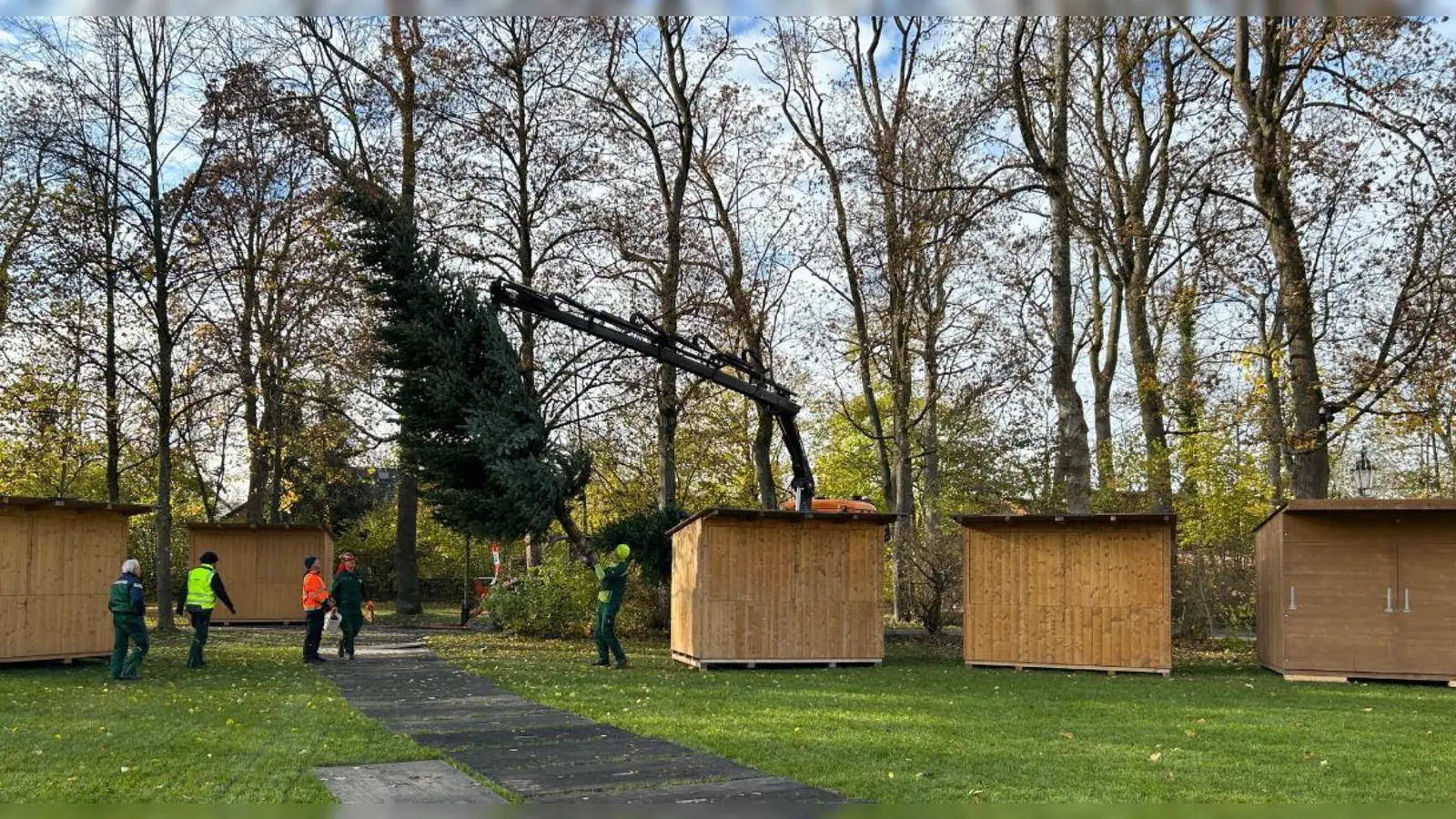 Die Buden im Hain stehen schon. Fehlt noch der Christbaum. Am zweiten Adventswochenende lädt die Gemeinde zum Christkindlmarkt ein.  (Foto: Gemeinde Ismaning)