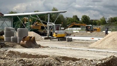 Am Bauplatz „Wertstoffzentrum Gilching” wird eine Überdachung aufgestellt. (Foto: pst)