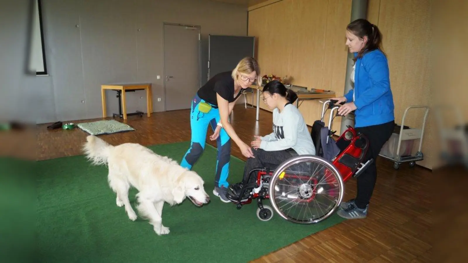 Erzieherin Sabine Wolf führt Luna um den Rollstuhl von Jale herum. Therapeutin Kathrin Wenz unterstützt. (Foto: pst)