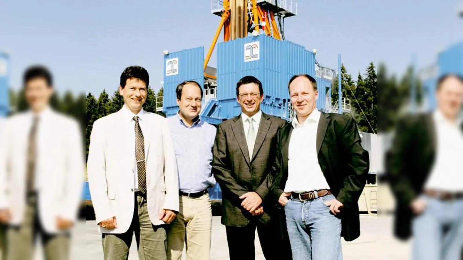 Stefan Rothörl, Hans-Herbert Achilles, Peter Kleßinger und Thomas Hümmer freuen sich über den Bohrerfolg in Laufzorn.  (Foto: hol)