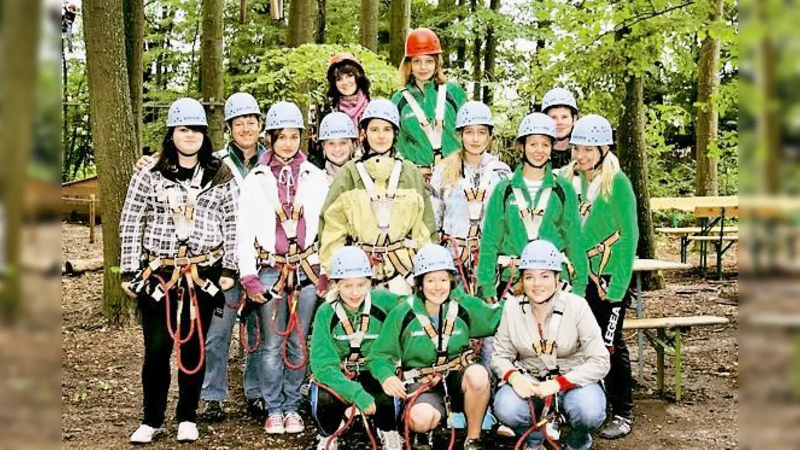 Die Damen des FC Fasanerie beim Ausflug in den Waldklettergarten. 	 (Foto: Privat)