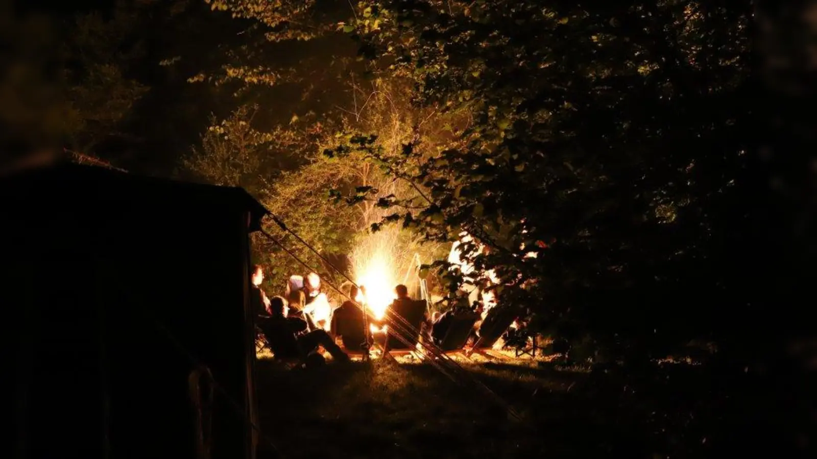 Pfadfinder am Lagerfeuer: Hier werden Zusammenarbeit, Verantwortung, Eigenständigkeit und soziale Fähigkeiten gebildet. (Foto: Tobias Regesch)