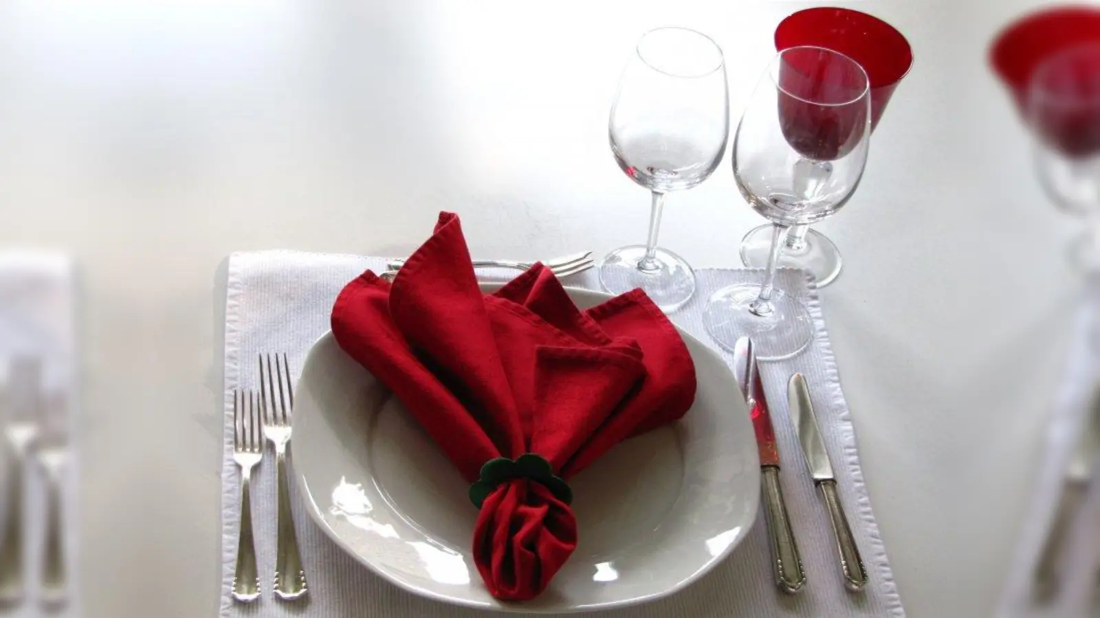 Wenn ein spezielles Menü für eine feste Anzahl von Personen bestellt wurde, so muss der Gast dafür aufkommen, falls das Essen platzt. (Foto: Rainer Sturm/ pixelio.de)