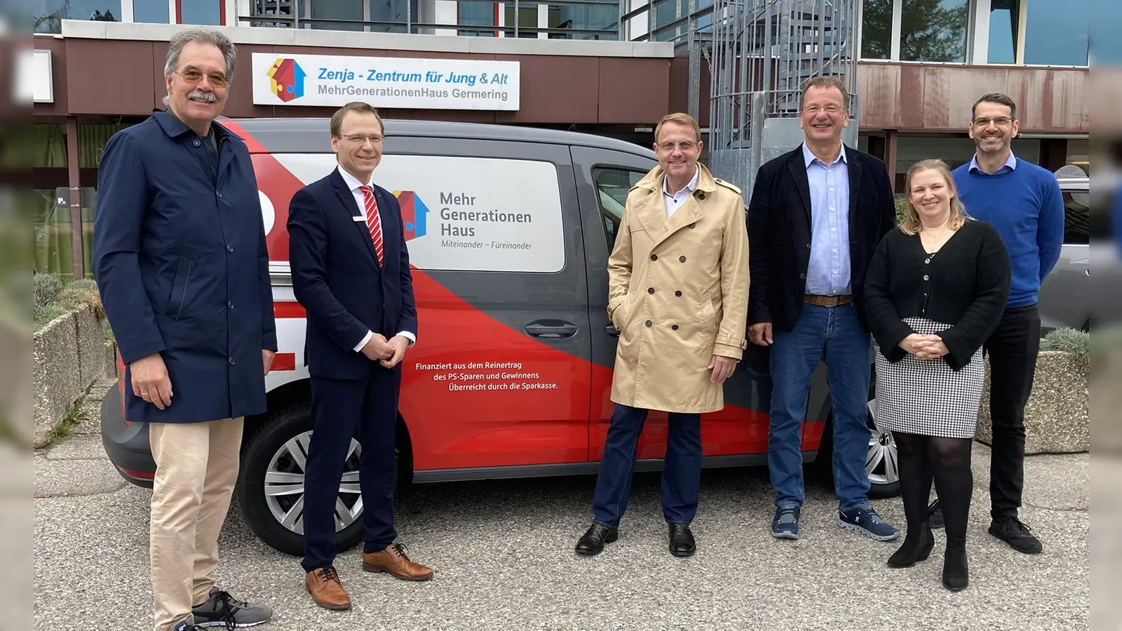 Freuen sich über die Neuanschaffung: v.l. Christian Ganslmeier (Sozialdienst), Harald Ernst (Sparkasse), Rainer Schönecker (Lionsclub), OB Andreas Haas (Stadt Germering) , Anna Etzold (Germeringer Insel) und Michael Wagner (Sozialdienst) (Foto: Zenja)