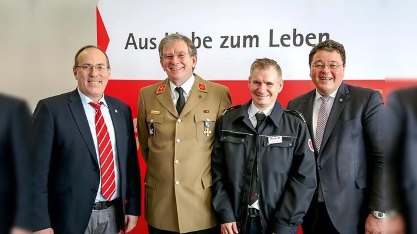 Bürgermeister Thomas Loderer (r.) und Kollege Stefan Straßmair (l.) aus Hohenbrunn verabschiedeten Wolfgang Baumüller (2.v.l.) und begrüßten Nachfolger Stefan Füger.	 (Foto: Gerhard Bieber)