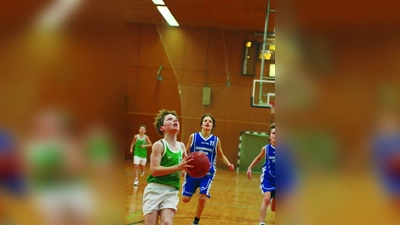 Rafael Salz von den U12-Junioren des DJK Sportbund München im Spiel gegen den ESV Staffelsee. (Foto: Handwerker)